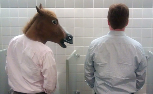 Человек в маске коня подглядывает в туалете
